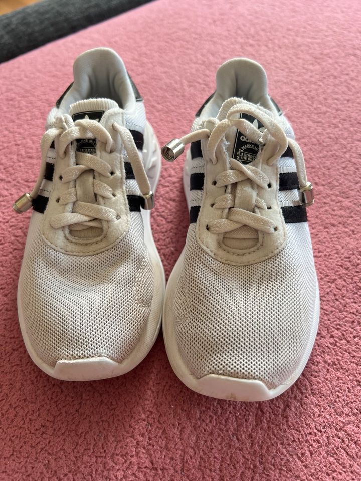 Adidas  Schuhe in Halle