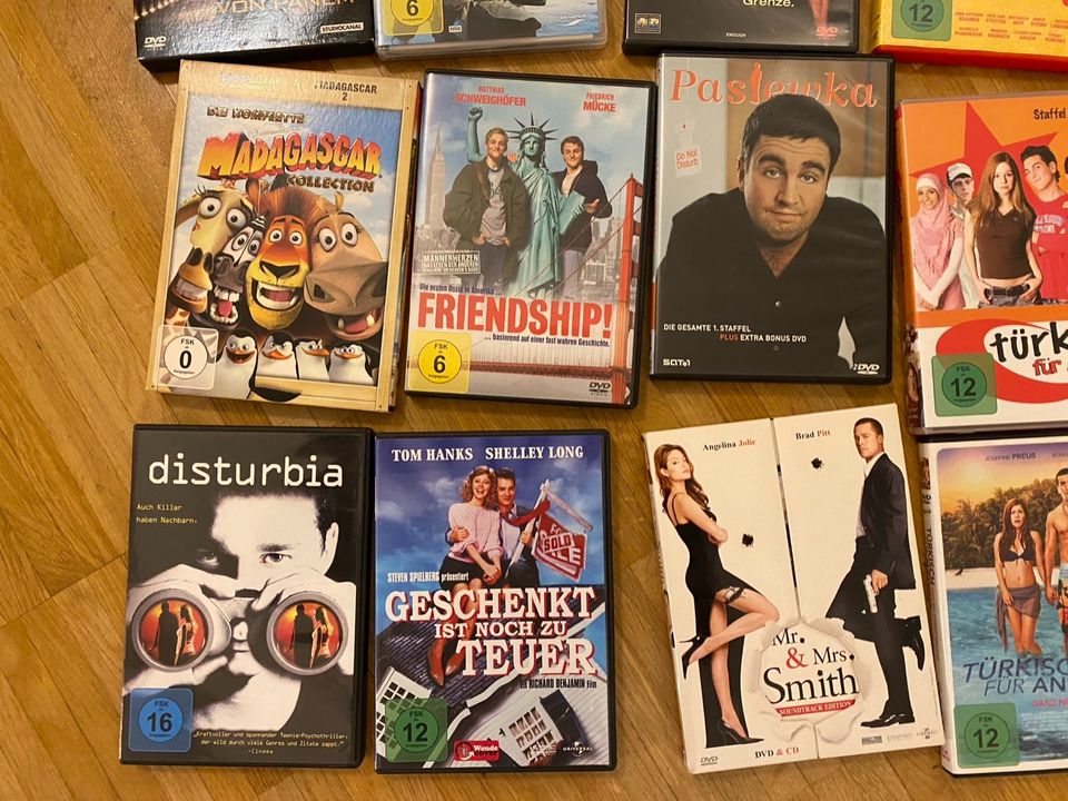 Bücher und DVDs als Sammelkiste in Stuttgart