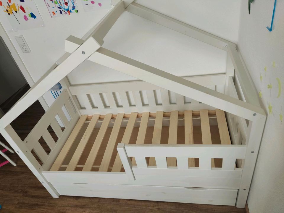 Kinderbett / Hausbett / Bett mit Dach und Schublade in Bad Saulgau