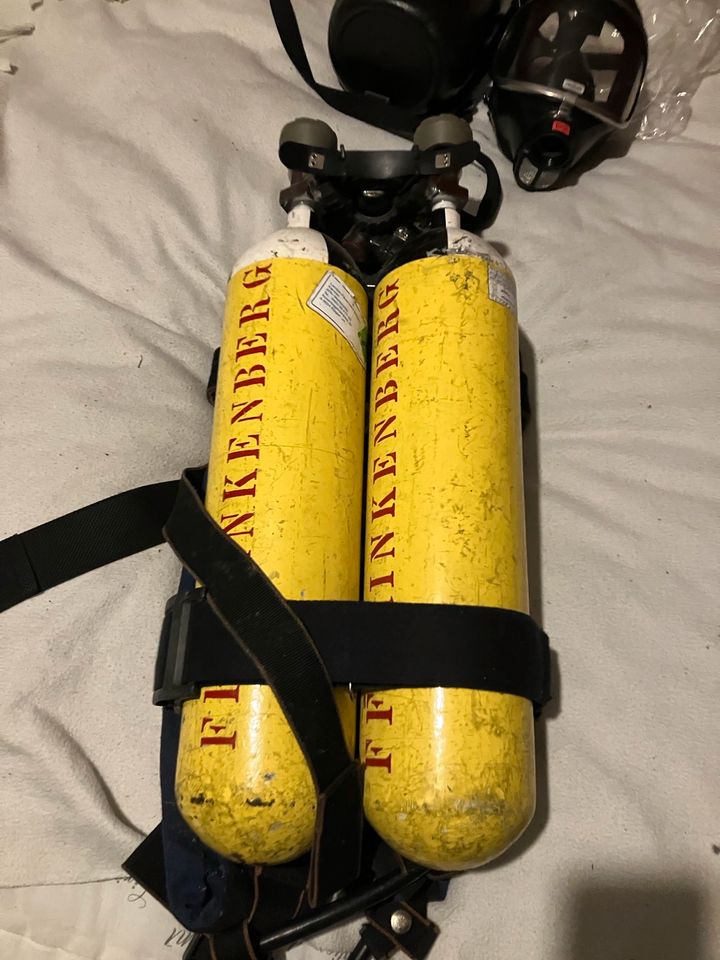 Dräger Atemschutzmaske Feuerwehr Doppel Flasche in Friedberg (Hessen)