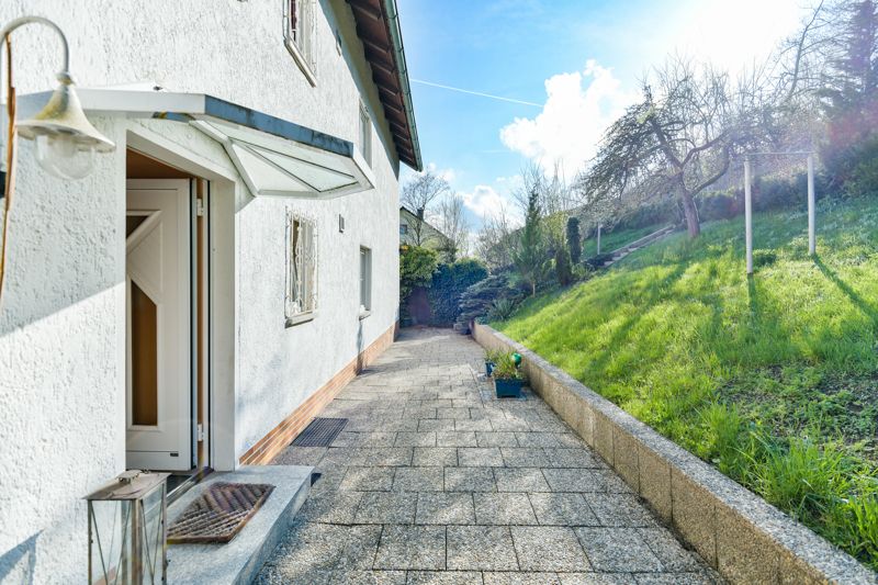 Großzügiges Zweifamilienhaus mit idyllischem Garten und Weitblick über Schwandorf! in Schwandorf