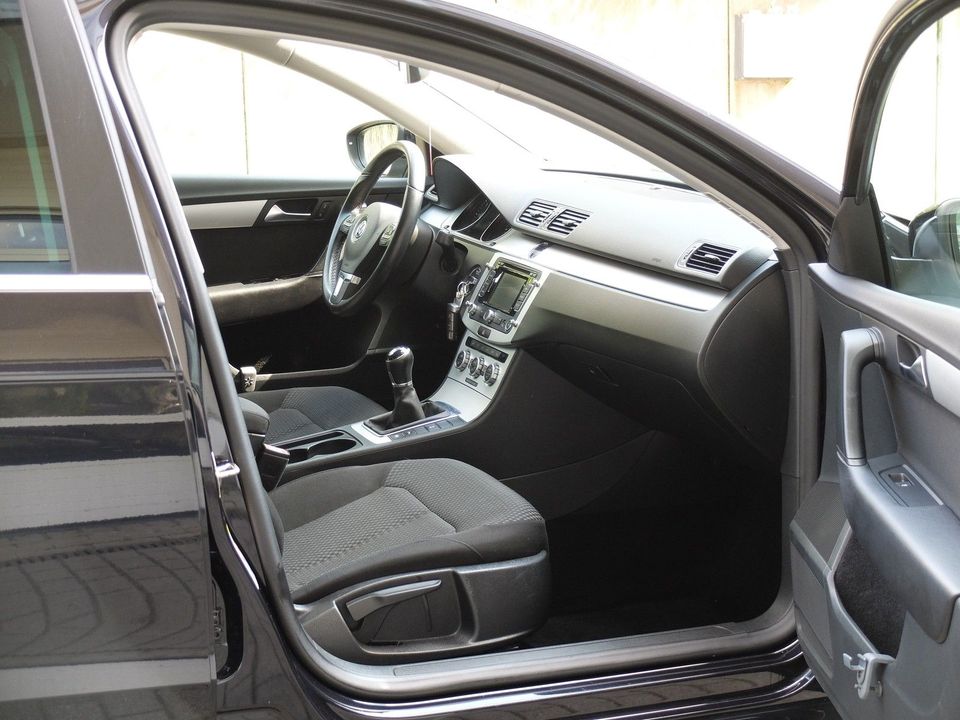 Volkswagen Passat Variant 1.6 TDI Navi AHK VW Scheckheft in Düsseldorf