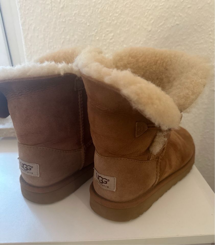 UGG „Bailey Button II „ Mädchen Boots 34 TOP in Hildesheim