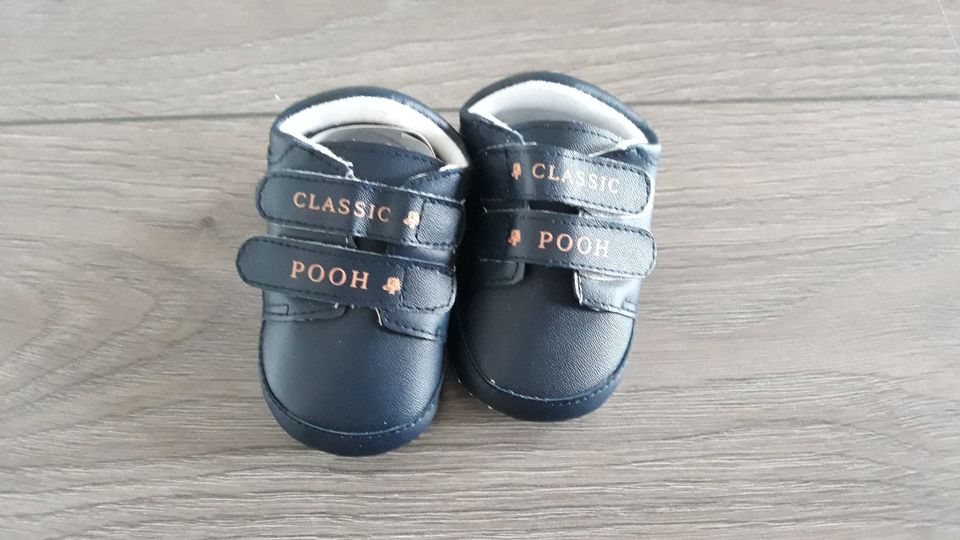 ungetragene Babyschuhe in Wegscheid