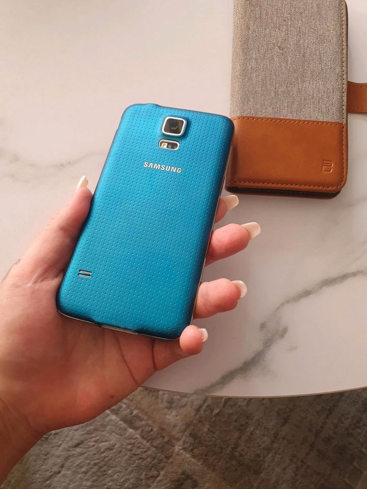 Samsung Galaxy S5 +Schutzhülle metallic Blau, Voll Funktionsfähig in Berlin