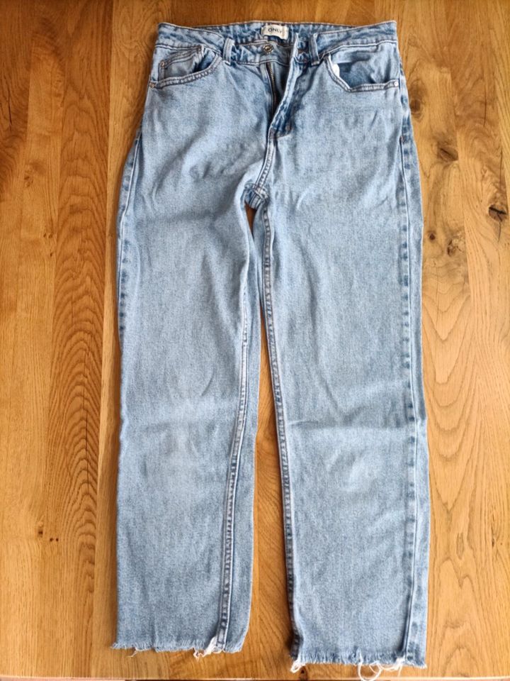 Only Jeans, 27/32, ONLEMILY HW ST RAW CRP ANK MAE06 NOOS in Löningen