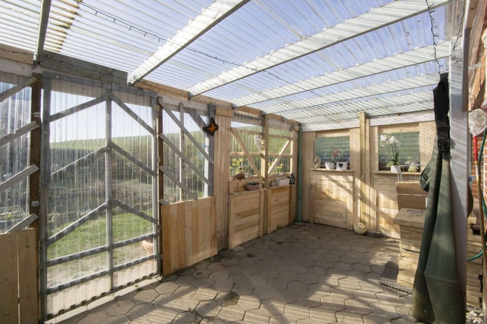Richtig zuhause: Vielfach modernisiertes Eigenheim mit großem Garten in idyllisch-grüner Lage in Marne