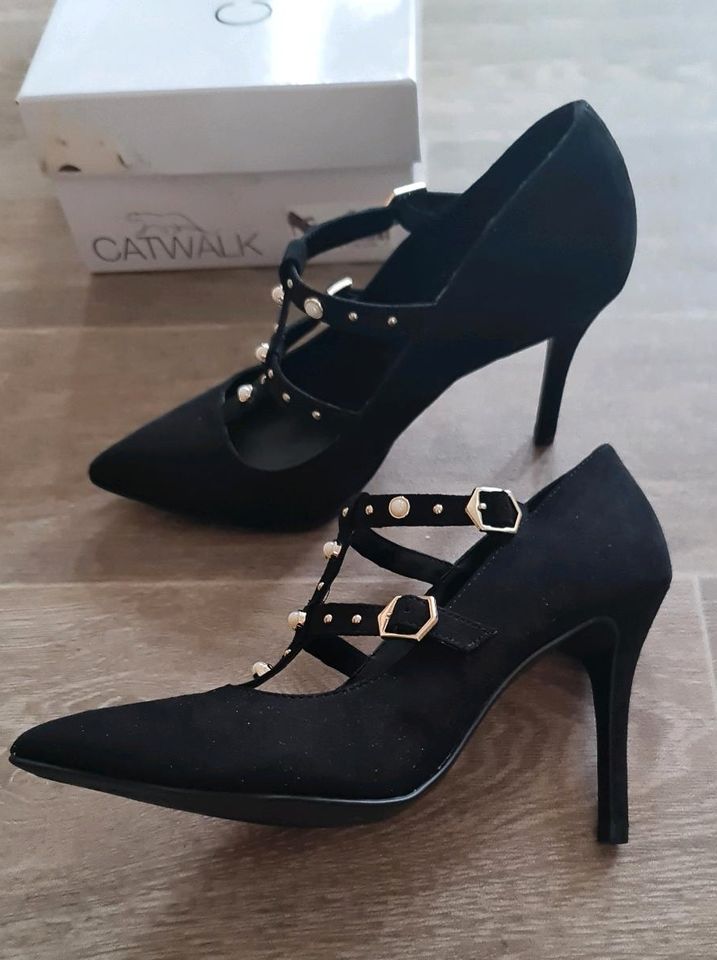 Catwalk Pumps High Heels, schwarz mit Nieten/ Perlen, Gr. 39 in Halberstadt