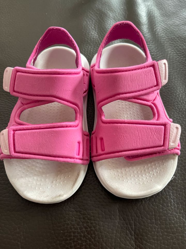 Adidas Sandalen pink Gr. 21 in Bröckel