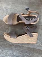 Unisa Plateau Sandalen taupe braun Wildleder Gr. 39 NEU Kr. Passau - Passau Vorschau