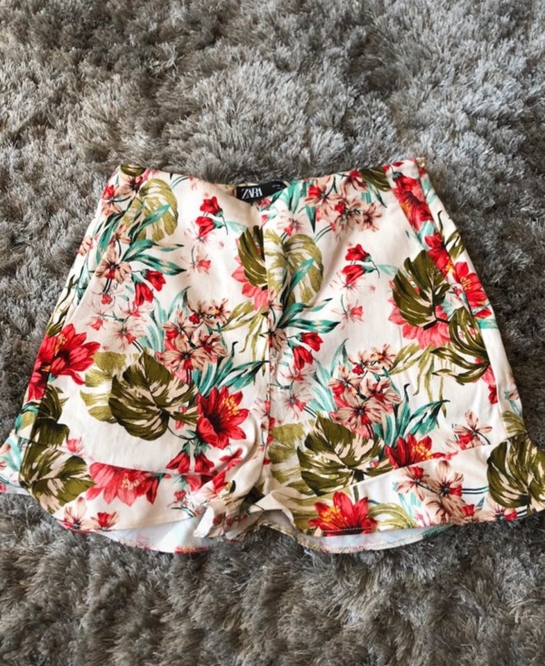 Shorts Zara mit Blumenmuster Sommer Rüschensaum in Köln