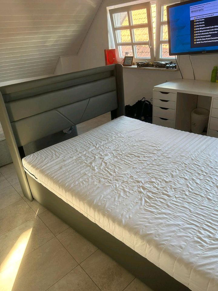 Bett mit LED und Matratze in Hamburg