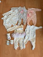 Kleiderpacket Baby, Strampler, Bodys, Socken, Fäustlinge Gr 50/56 Baden-Württemberg - Reutlingen Vorschau