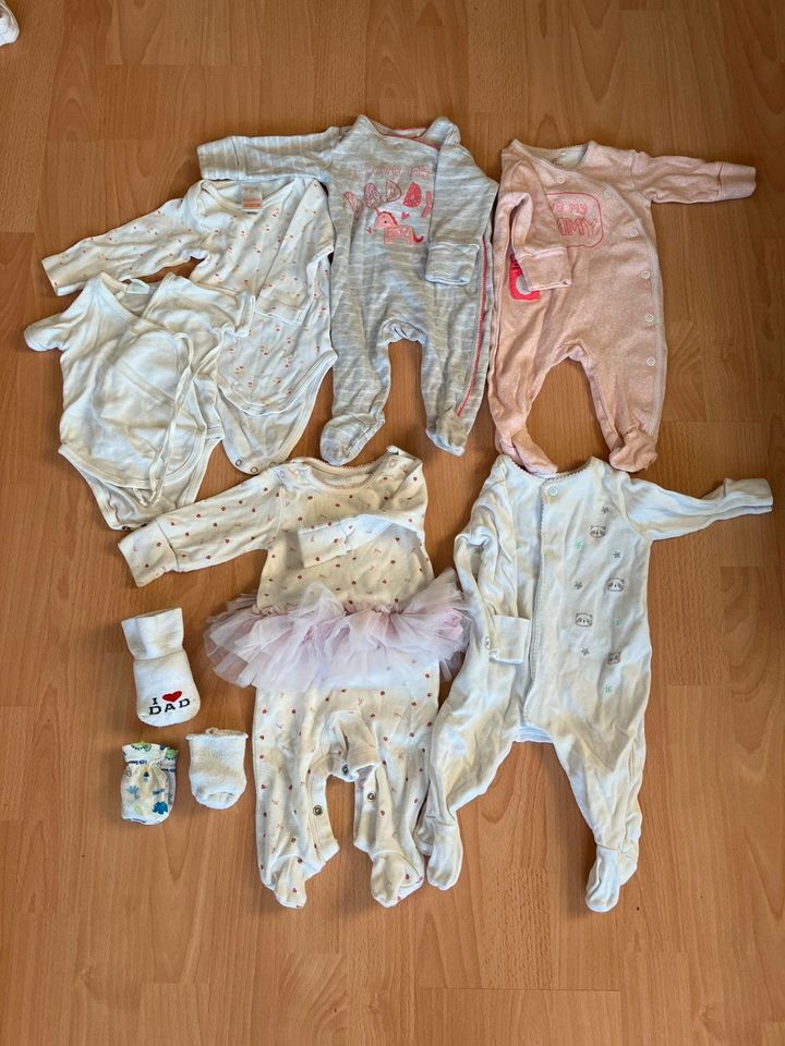 Kleiderpacket Baby, Strampler, Bodys, Socken, Fäustlinge Gr 50/56 in Reutlingen