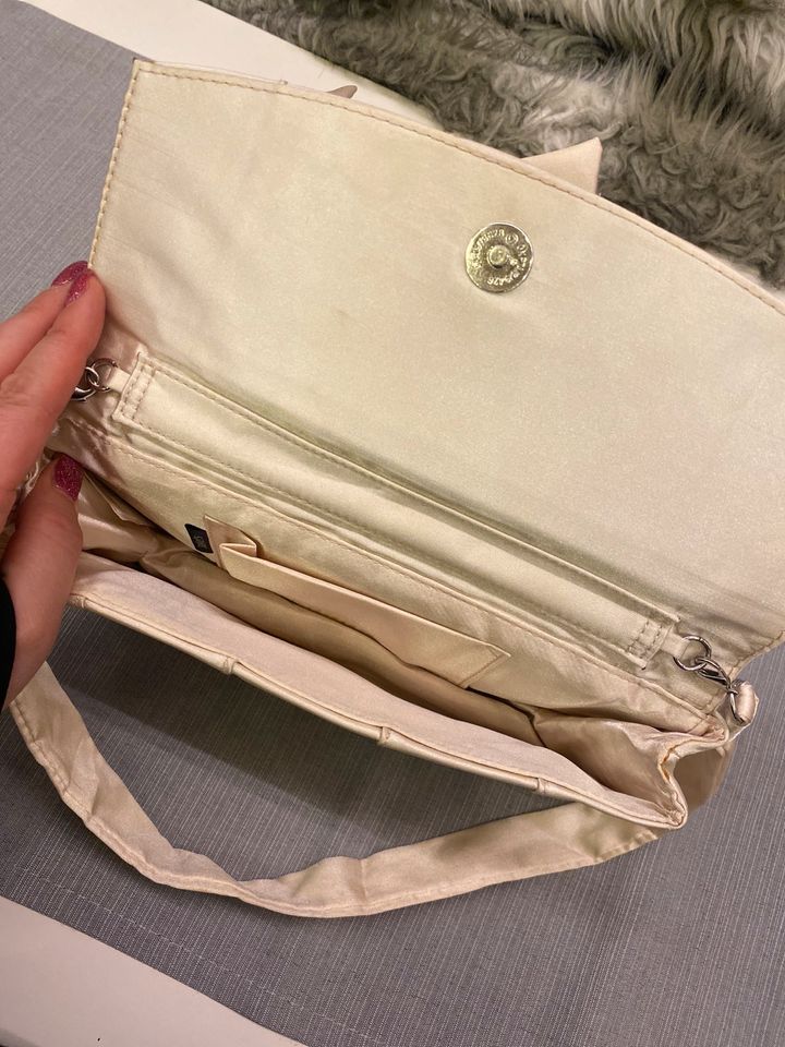 Clutch Abendtasche Satin beige Creme Schleife in Bergfelde