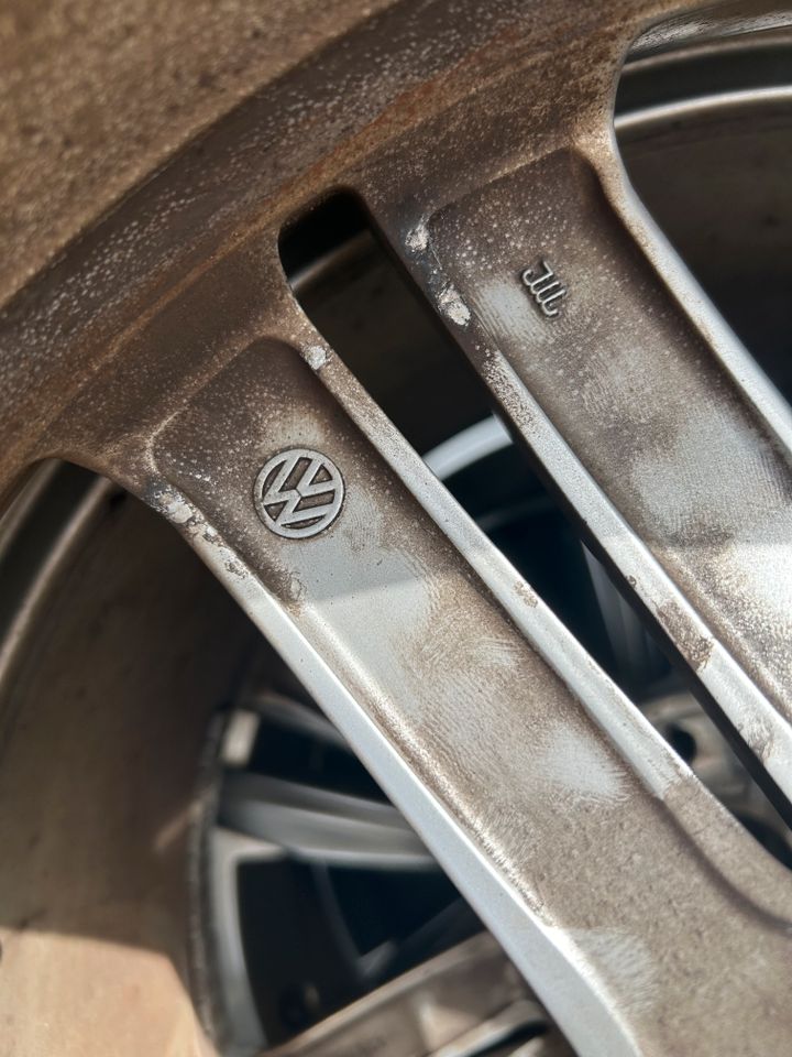 VW Tiguan Alufelge Sebring 18 Zoll 235 55 18 Winterreifen Pirelli in Wiesbaden