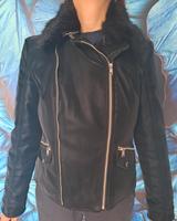 Guess Damenjacke Gr. XL/46 schwarz Lederoptik Pelzkragen Sachsen - Bannewitz Vorschau