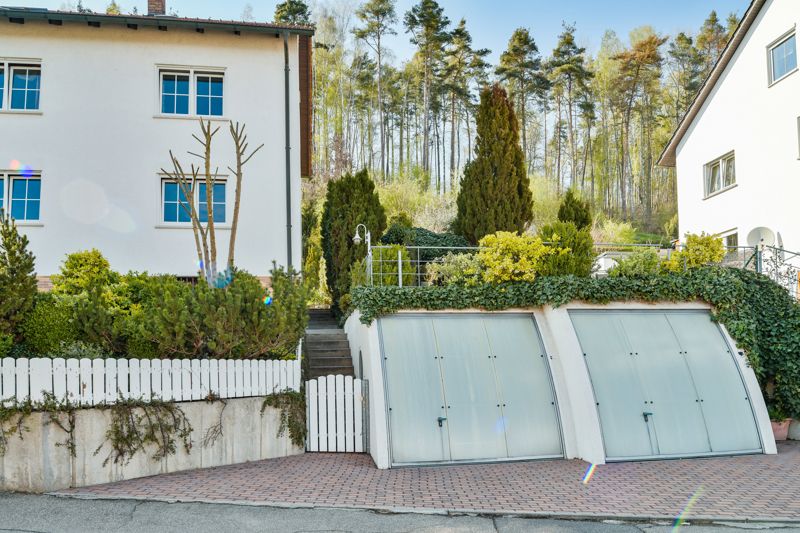 Großzügiges Zweifamilienhaus mit idyllischem Garten und Weitblick über Schwandorf! in Schwandorf
