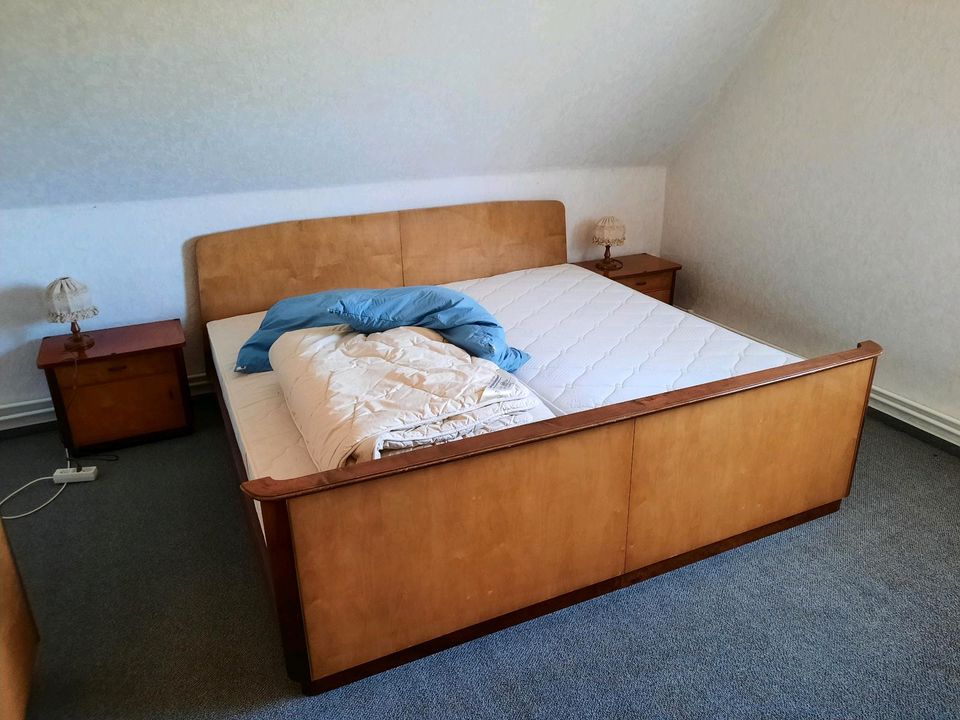 Komplettes Schlafzimmer Kleiderschrank Nachtschränke Schminktisch in Bissendorf