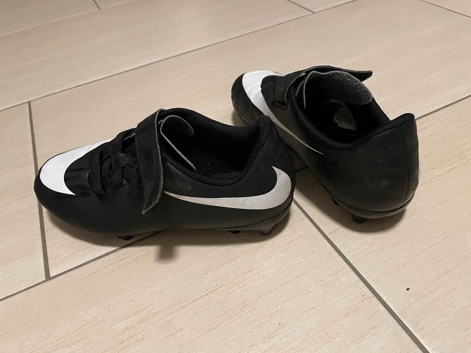 Nike Fußballschuhe Größe 32 in Leipzig