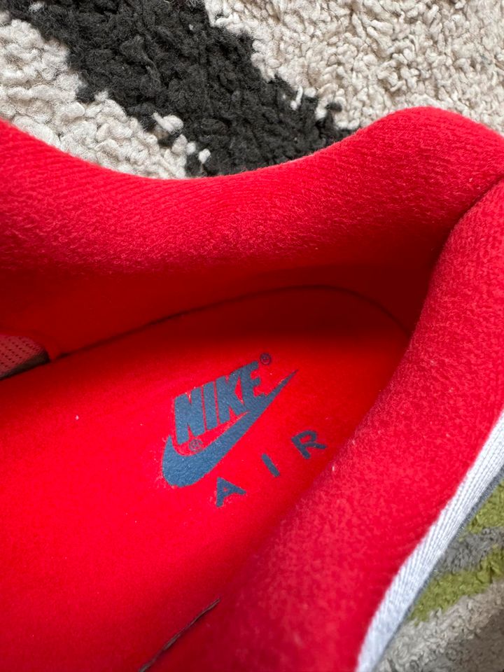 Nike Air Max 1 University Red Cool Grey in Gilzem