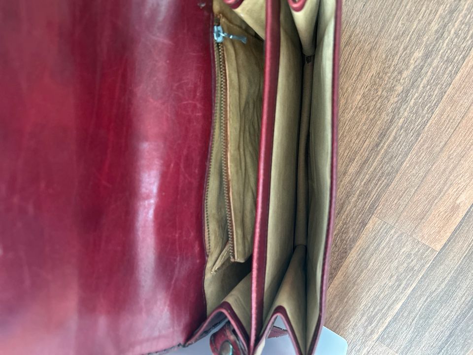 Dunkelrote Leder Vintage Handtasche, Umhängetasche alt in Möglingen 
