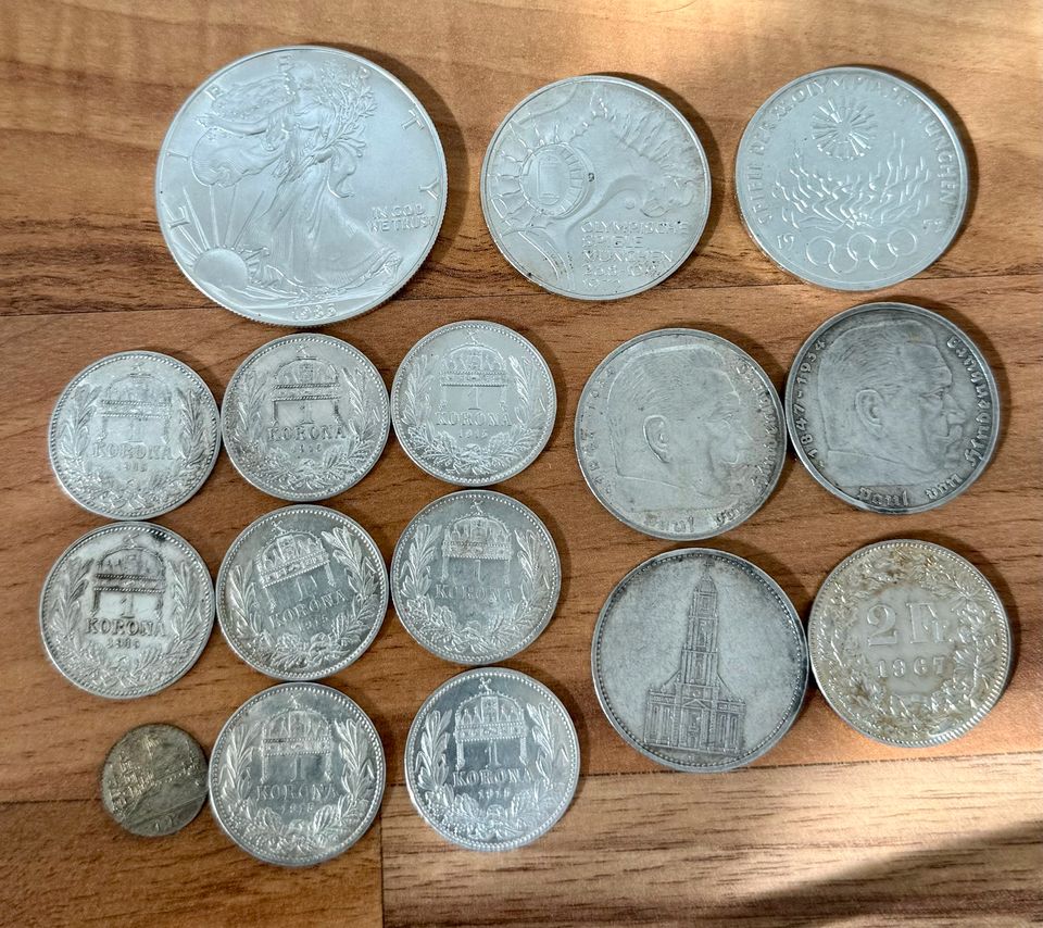 Verschiedene Silbermünzen in Maintal