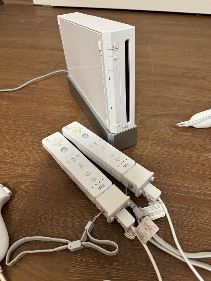 Wii Konsole von Nintendo  mit 5 Spielen in Hamburg