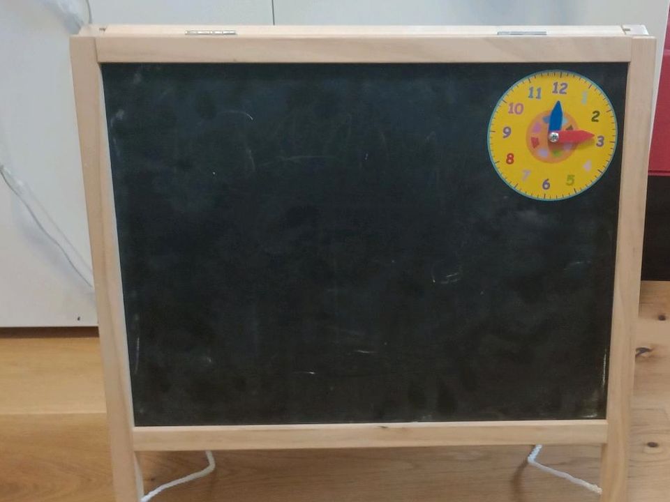 Faltbare doppelseitige kleine Standtafel mit Zahlenmagneten in Ostrach