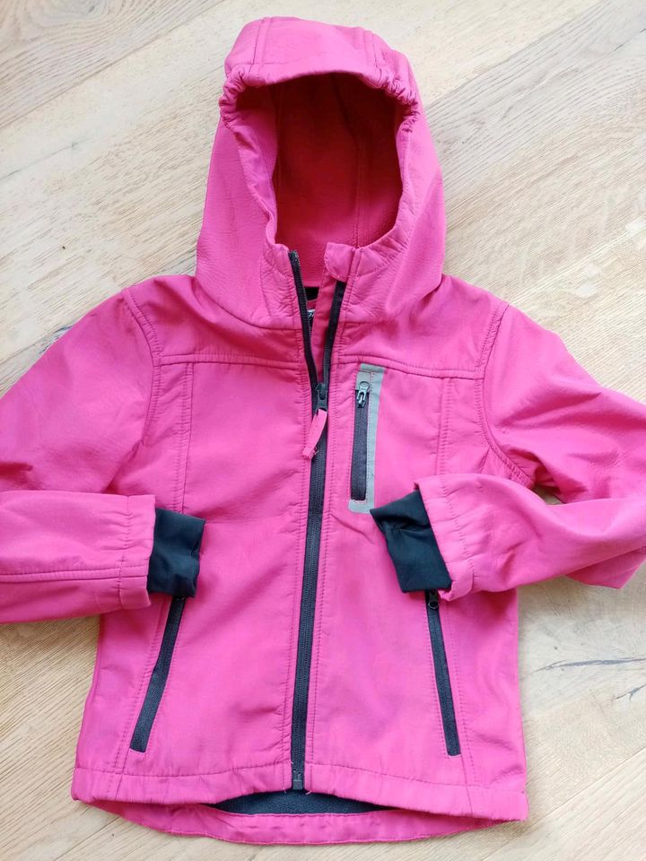 Mädchen Softshell-Jacke Gr. 122/128 in Büren