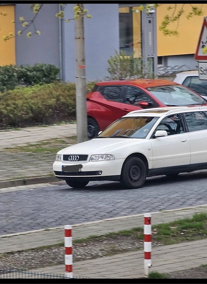 Audi A4 in Casablancaweiss in Halberstadt