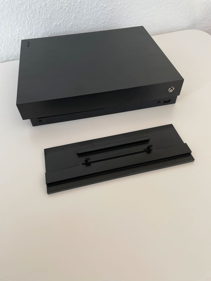 Xbox One X 1TB inkl. 2 Controller, 2 Spiele und Standfuß in Stelle