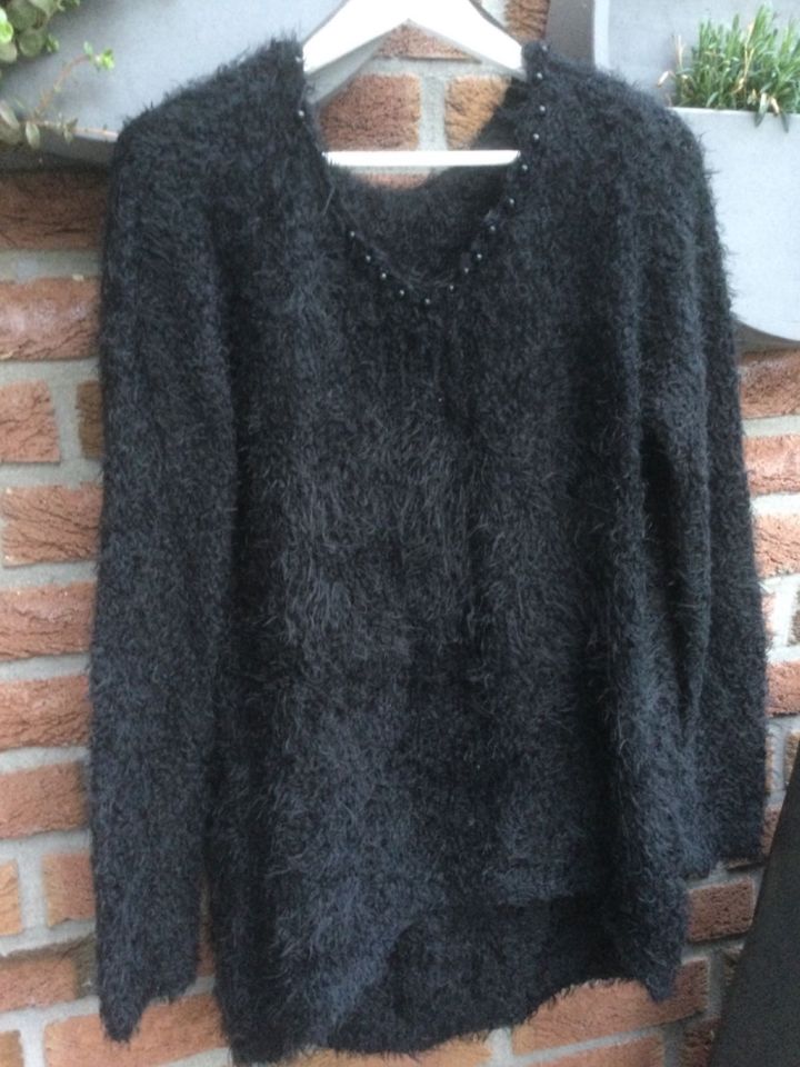 Pullover schwarz kuschelig Gr M langarm in Willich