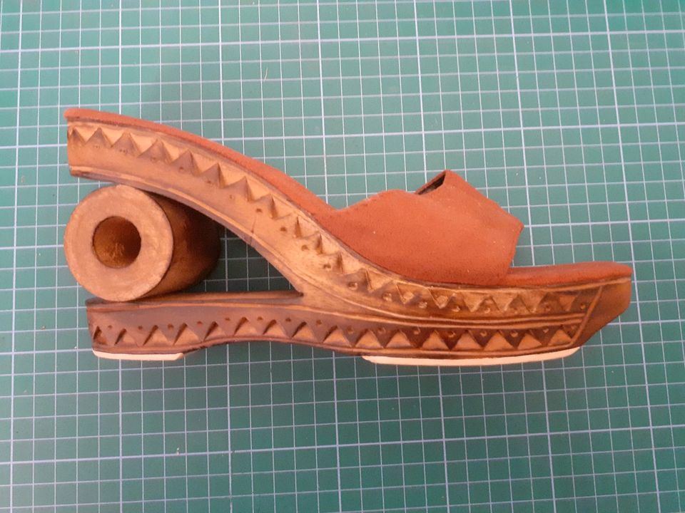 Sandalen Schuhe Clogs aus gesnitzelten Holz in Berlin