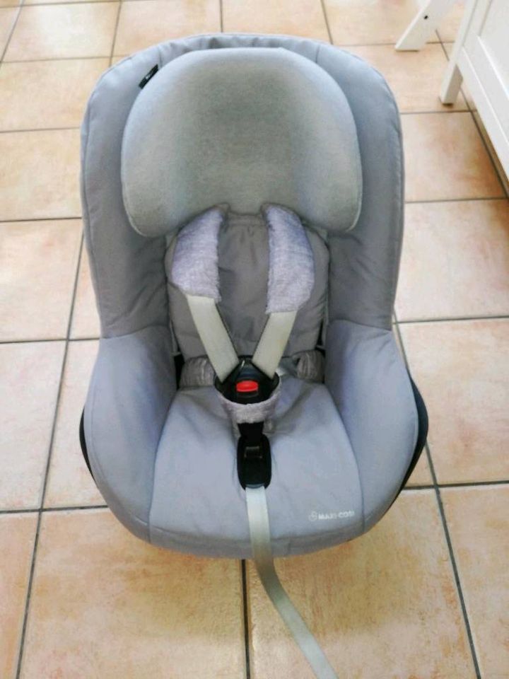 Maxicosi Pearl Kindersitz 9-18 kg inkl Family fix Isofix Station in Hessisch Oldendorf