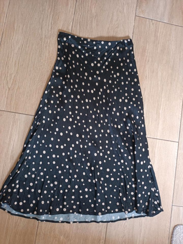 Plissierter Rock schwarz glänzend Polka Dots H&M in Garching an der Alz