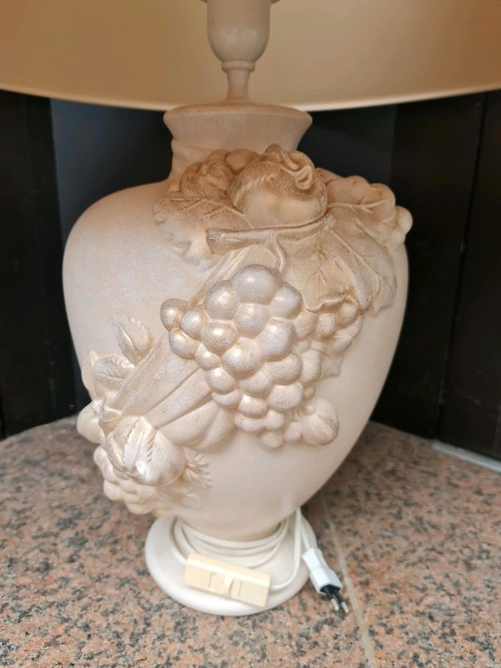 Alte große weiße Keramik Tischlampe m. Textilschirm in Quierschied