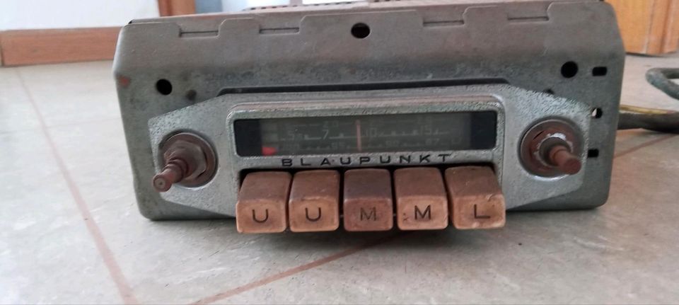 Ein Oldtimer Radio von Blaupunkt, VW, Käfer in Haßloch