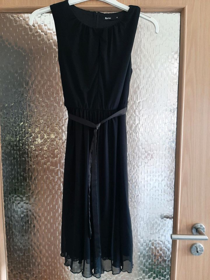 Schwarzes Kleid Gr. 38 von flame  Neuwertig in Waldbronn