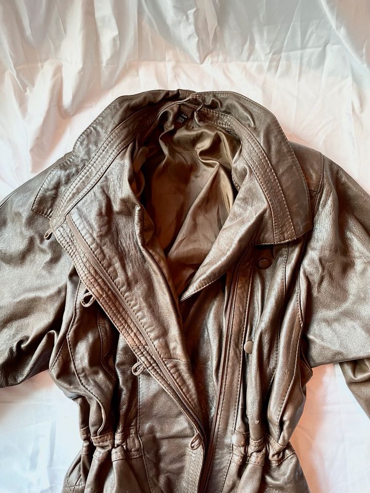 Echt Leder Vintage Jacke mit Schulterpolsterung in Berlin