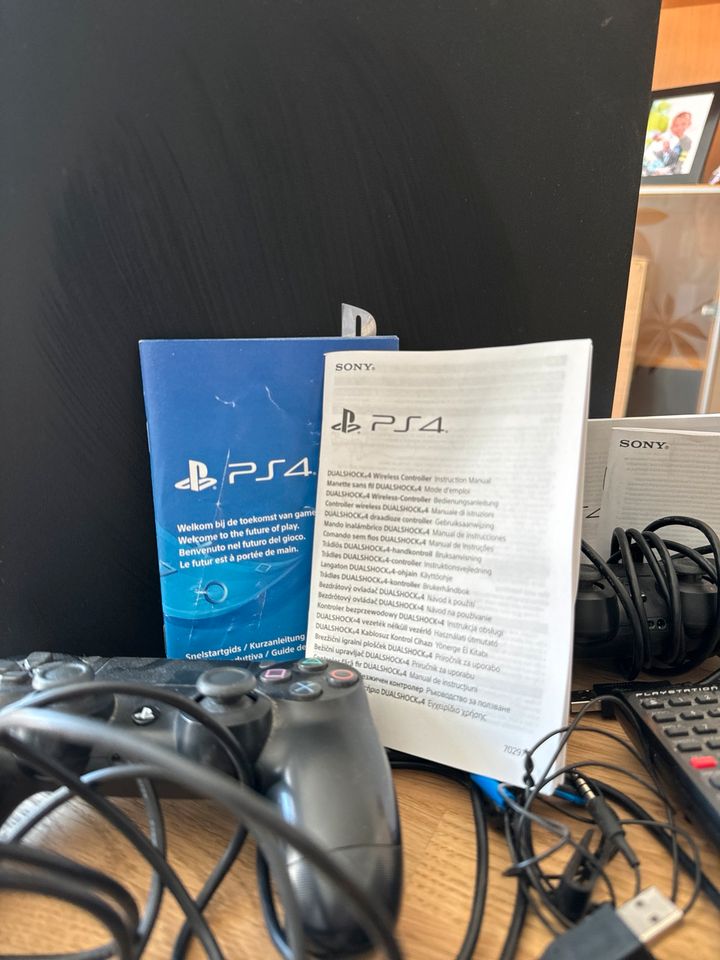 PlayStation 4 Pro mit 1TB - 2 Controller + Fernbedienung in Falkensee