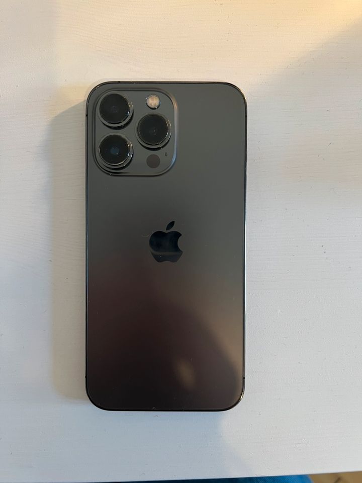 iPhone 13 Pro 256 GB Graphit mit Hülle und Glas Displayschutz in München