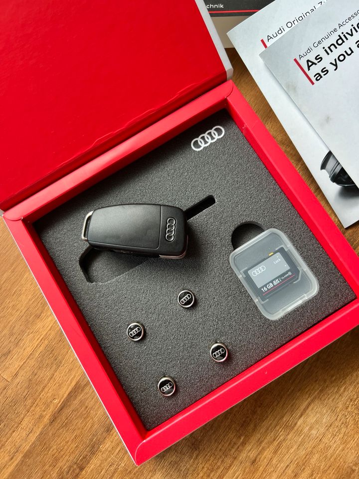 Audi Schlüssel USB Stick plus Speicherkarte in Langenfeld