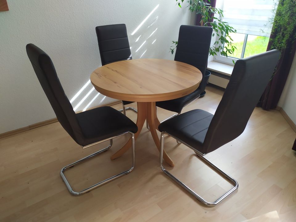 runder Wohnzimmertisch mit 4 Stühlen in Borgsdorf