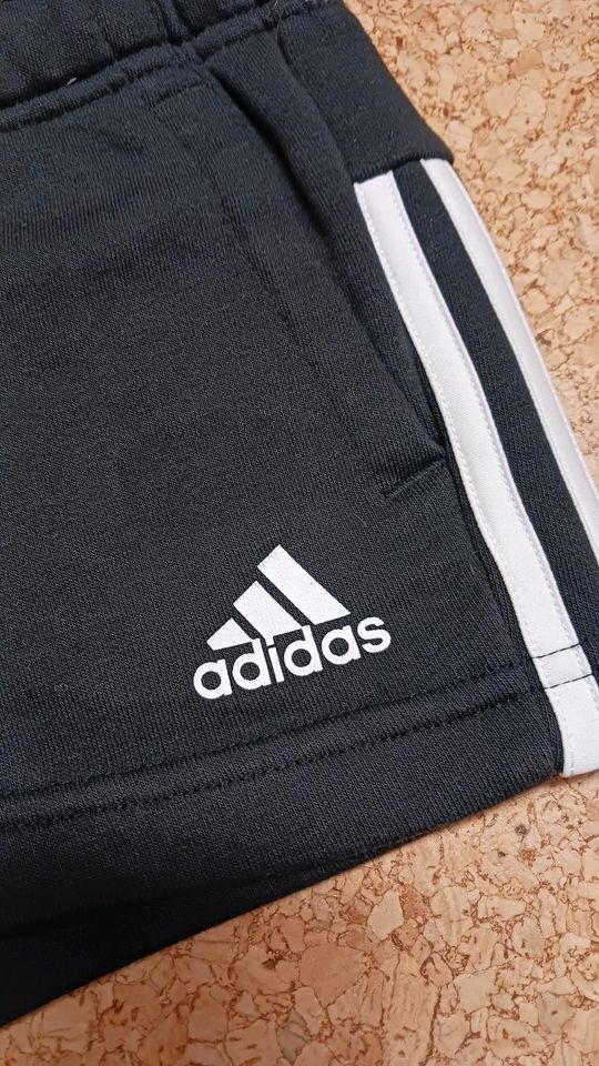 Adidas Shorts, Gr. 128, mit Taschen und Kordel in Rodgau