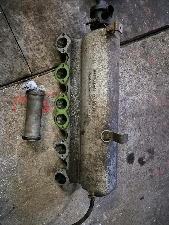 VW LT 1, LT 28, 2.4 TD Ansaugkrümmer, Ansaugbrücke, 075129731 in Ipsheim