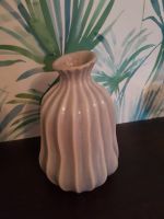 zauberhafte kleinere Vase Blumenvase modern Höhe 18 cm grau Hessen - Hessisch Lichtenau Vorschau
