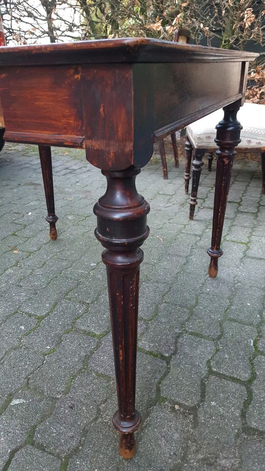 4 antike Stühle und 1 antiken Tisch in Hamburg