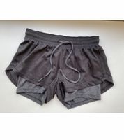 Schwarz graue kurze Sporthose Shorts Größe S 36 active wear Nordrhein-Westfalen - Heiligenhaus Vorschau