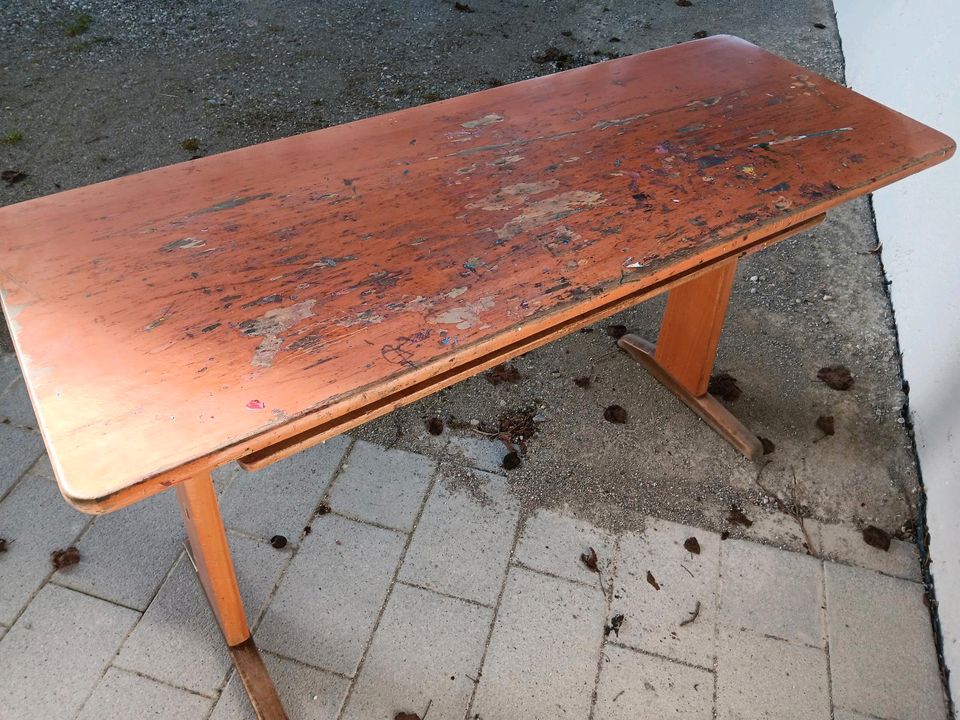 Shabby Schultisch Schreibtisch mit deutlichen Gebrauchsspuren in Warngau